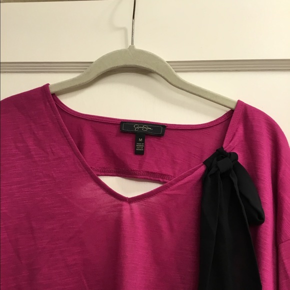 Pink Keyhole top with bow 🎀 - Picture 3 of 4